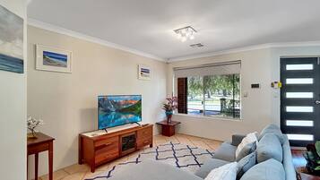 Apartment | Living room | Fireplace