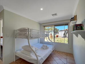 Apartment | 5 bedrooms, bed sheets - Spacious 5-bed House in Coastal Halls Head (Perth)