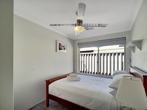 Apartment | 5 bedrooms, bed sheets - Spacious 5-bed House in Coastal Halls Head (Perth)