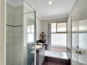 Apartment | Bathroom - Spacious 5-bed House in Coastal Halls Head (Perth)