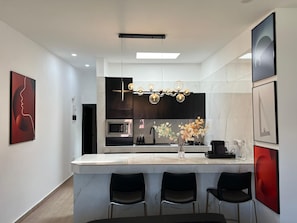 Fridge, microwave, oven, stovetop - Elegant Escape • Chic T2 1 chambre • 5 min Abidjan Mall (Abidjan)