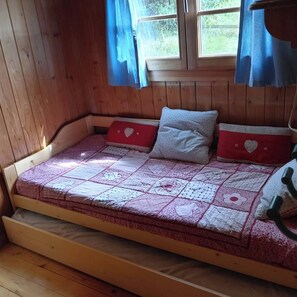 3 chambres, fer et planche à repasser, lit de bébé portatif