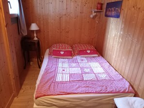 3 quartos, ferros/tábuas de passar roupa, berço de viagem