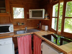 Réfrigérateur, four à micro-ondes, un four, surface de cuisson