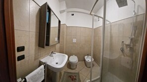 Haartrockner, Bidet, Handtücher