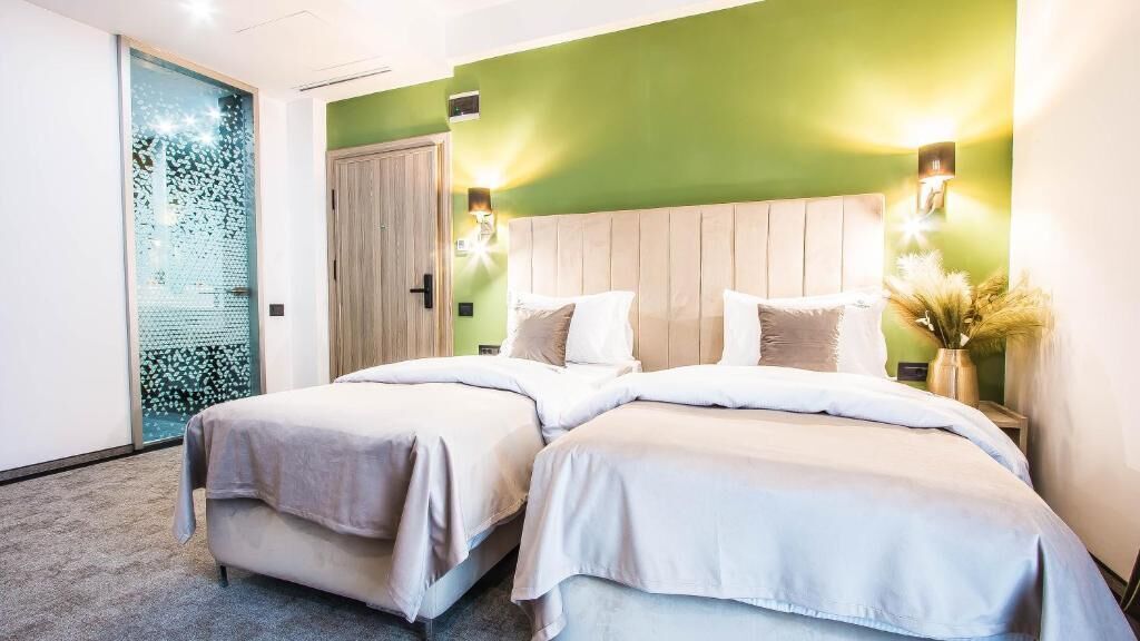 Habitación estándar con 2 camas individuales | Caja de seguridad en la habitación y tabla de planchar con plancha 