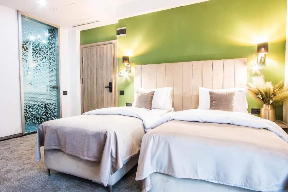 Habitación estándar con 2 camas individuales | Caja de seguridad en la habitación y tabla de planchar con plancha