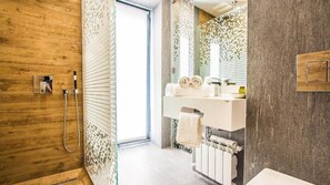 Habitación doble Deluxe | Baño | Pantuflas 