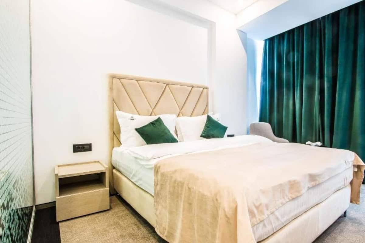 Habitación doble Deluxe | Caja de seguridad en la habitación y tabla de planchar con plancha