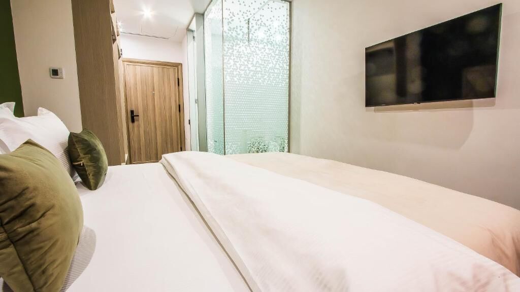 Habitación doble estándar | Caja de seguridad en la habitación y tabla de planchar con plancha 