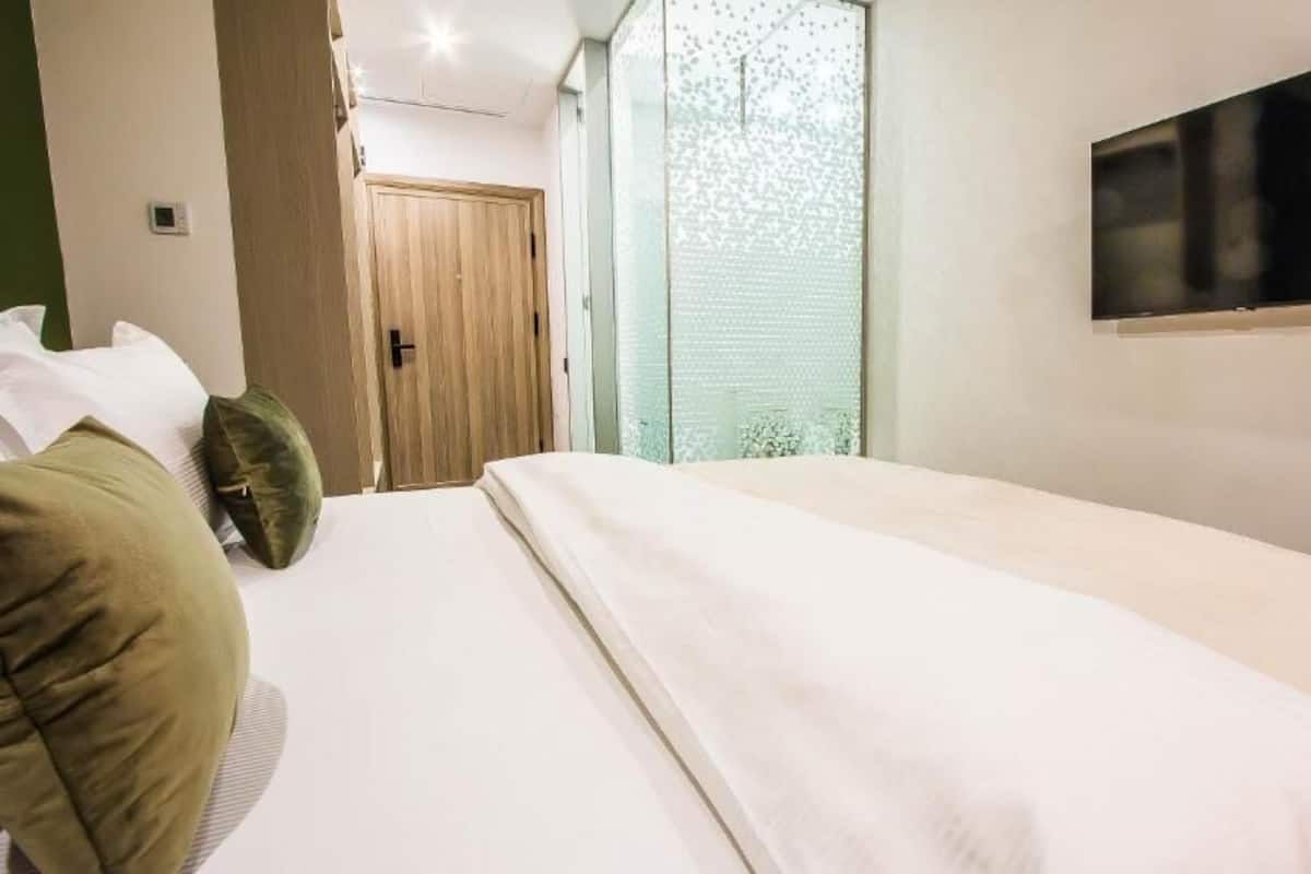 Habitación doble estándar | Caja de seguridad en la habitación y tabla de planchar con plancha