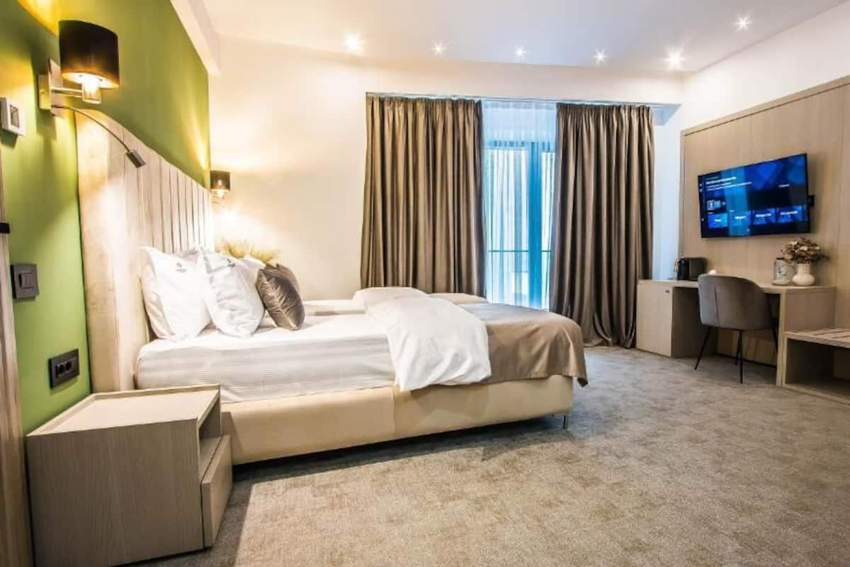 Habitación Deluxe con 2 camas individuales, balcón | Caja de seguridad en la habitación y tabla de planchar con plancha