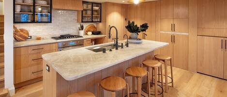 Køleskab, mikrobølgeovn, ovn, kogeplade