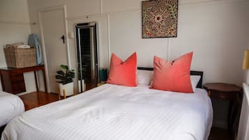 1 bedroom, bed sheets