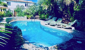 Una piscina al aire libre