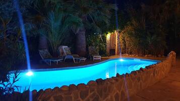 Habitación, 1 habitación, piscina privada, vistas a la piscina | Piscina | Una piscina al aire libre