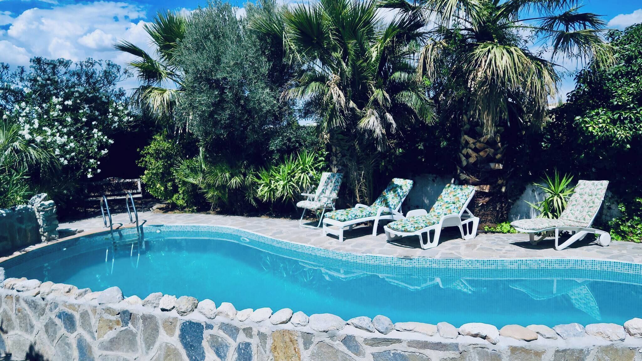 Una piscina al aire libre