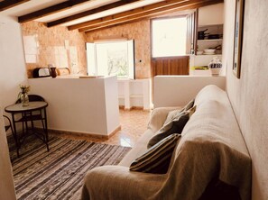 Kamer, 1 slaapkamer, privézwembad, uitzicht op zwembad | Woonkamer