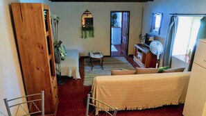 Szoba, 1 hálószobával, akadálymentesített, kilátással a kertre | Nappali