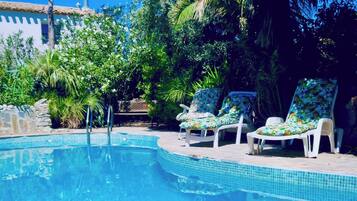 Habitación, 1 habitación, accesible para personas con discapacidad, vistas al jardín | Piscina | Una piscina al aire libre