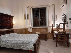 1 bedroom, bed sheets - Le Casette di Laura: studio apartment 1 (Palermo)