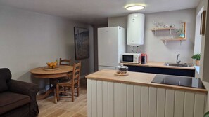 Fridge, microwave, oven, stovetop - Meu Sonho: um Alojamento familiar próximo da praia com terraço e ar-condicionado (Alcabideche)