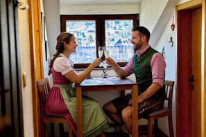 Comfort appartement, 1 slaapkamer, balkon, uitzicht op bergen | Dineren op de kamer