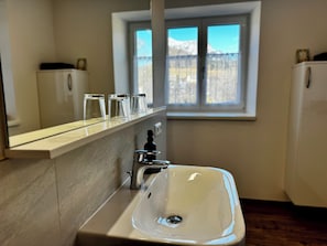 Klassiek appartement, 1 slaapkamer, balkon, uitzicht op bergen | Badkamer | Een douche, een haardroger, handdoeken, zeep
