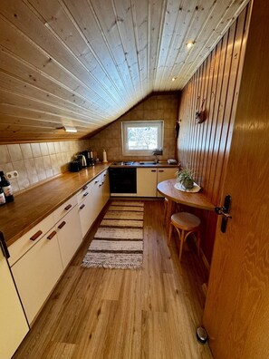 Comfort Condo, 1 Bedroom, Balcony, Mountain View | Private kitchen | Fridge, oven, stovetop, coffee/tea maker - Heli's Holiday Suites (Altaussee)