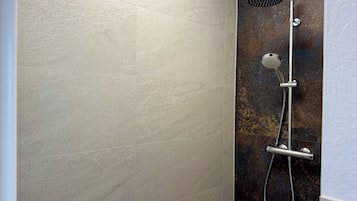 Kondominium Klasik, 1 kamar tidur, balkon, pemandangan gunung | Kamar mandi | Shower, pengering rambut, handuk, dan sabun