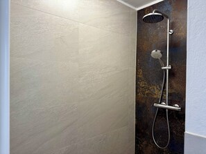 Klassiek appartement, 1 slaapkamer, balkon, uitzicht op bergen | Badkamer | Een douche, een haardroger, handdoeken, zeep