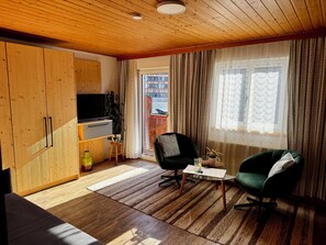 Condo conforto, 1 quarto, sacada, vista para a montanha | Wi-Fi de cortesia