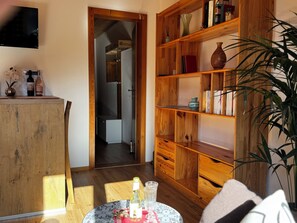 Classic-Apartment, 1 Schlafzimmer, Balkon, Bergblick | Wohnbereich | 50-Zoll-Flachbildfernseher mit Kabelempfang