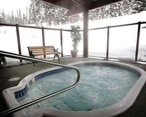 Bồn tắm spa ngoài trời