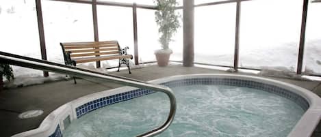 Un jacuzzi con vista a un paisaje nevado.