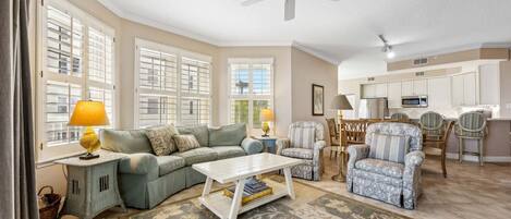 Leilighet, 3 soverom | Oppholdsområde | Smart-TV