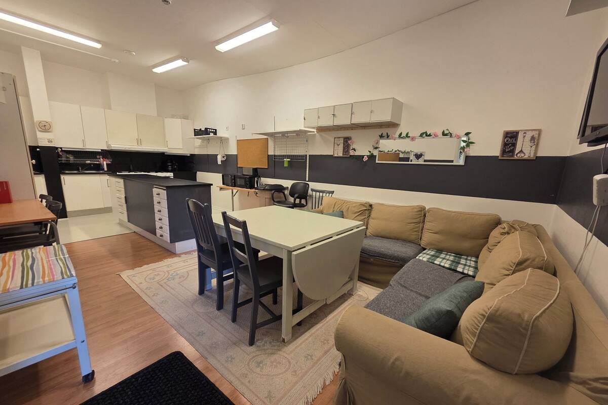 Stort kylskåp, mikrovågsugn, ugn och spishäll