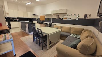 Stort kylskÄp, mikrovÄgsugn, ugn och spishÀll