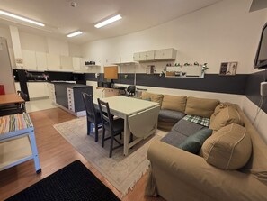 Full-sized fridge, microwave, oven, stovetop