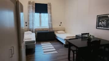 Habitación clásica con 1 cama doble o 2 individuales, vistas al parque | Cortinas opacas, cunas gratuitas, wifi gratis