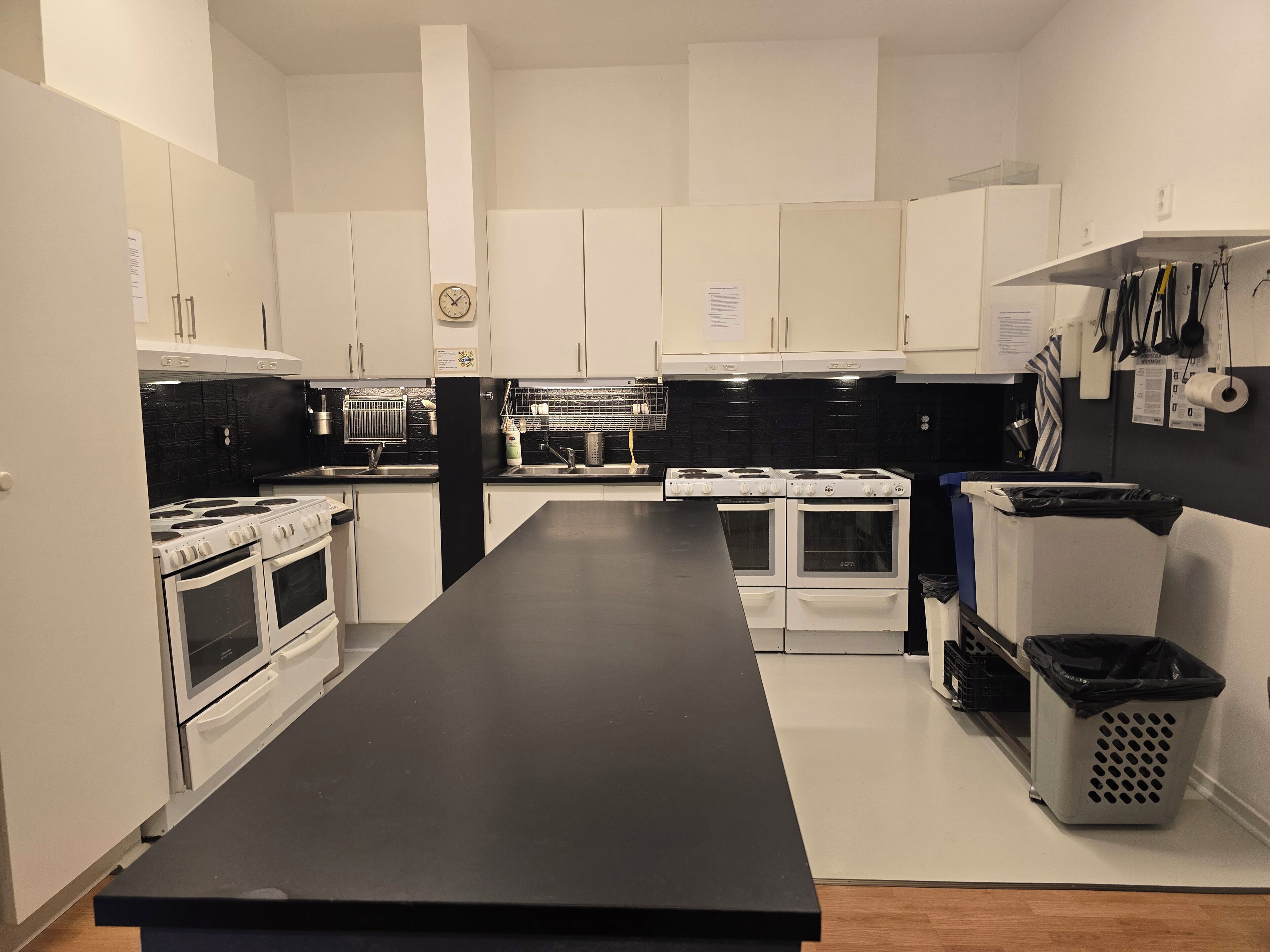 Refrigerador con freezer, microondas, horno, placa de cocina