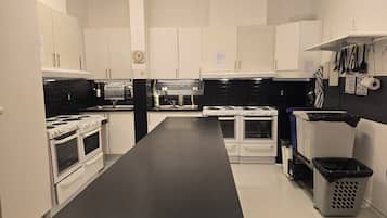 Refrigerador con freezer, microondas, horno, placa de cocina