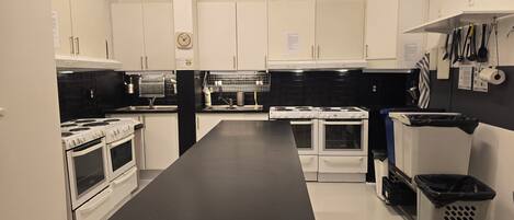 Habitación con 2 camas individuales, 2 camas individuales, se aceptan mascotas, en edificio contiguo | Cocina compartida | Refrigerador con congelador, microondas, horno y parrilla de estufa