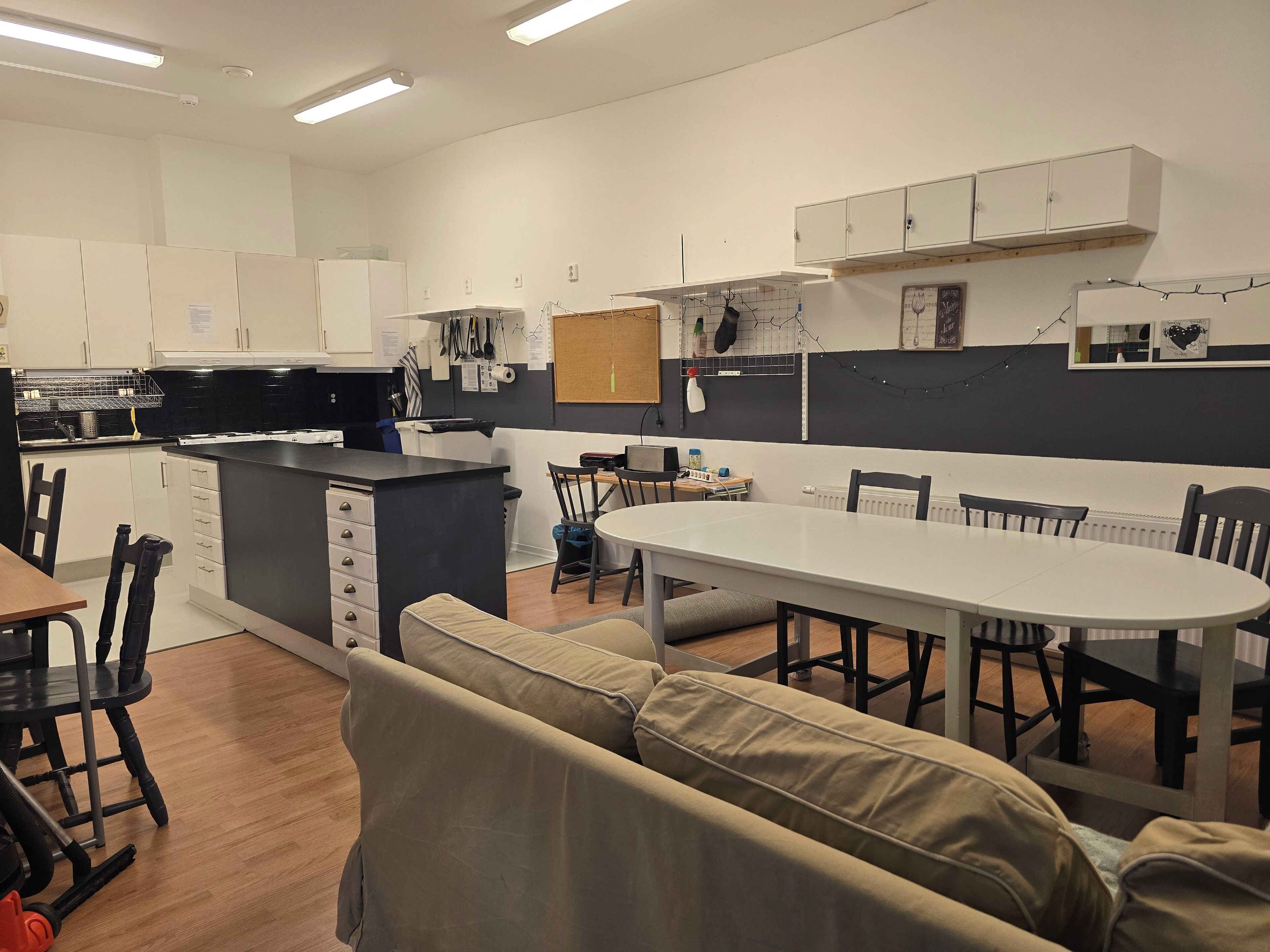 Refrigerador con freezer, microondas, horno, placa de cocina