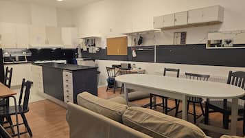 Refrigerador con freezer, microondas, horno, placa de cocina