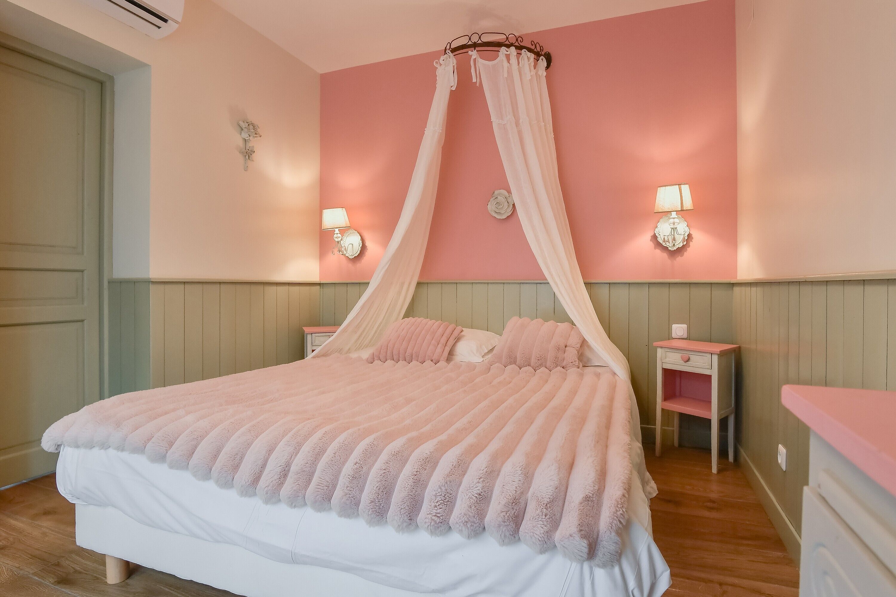 Tabla de planchar con plancha, wifi y ropa de cama 