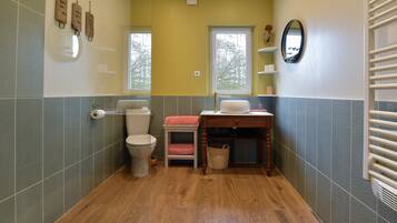 Dusj, hårføner og håndklær