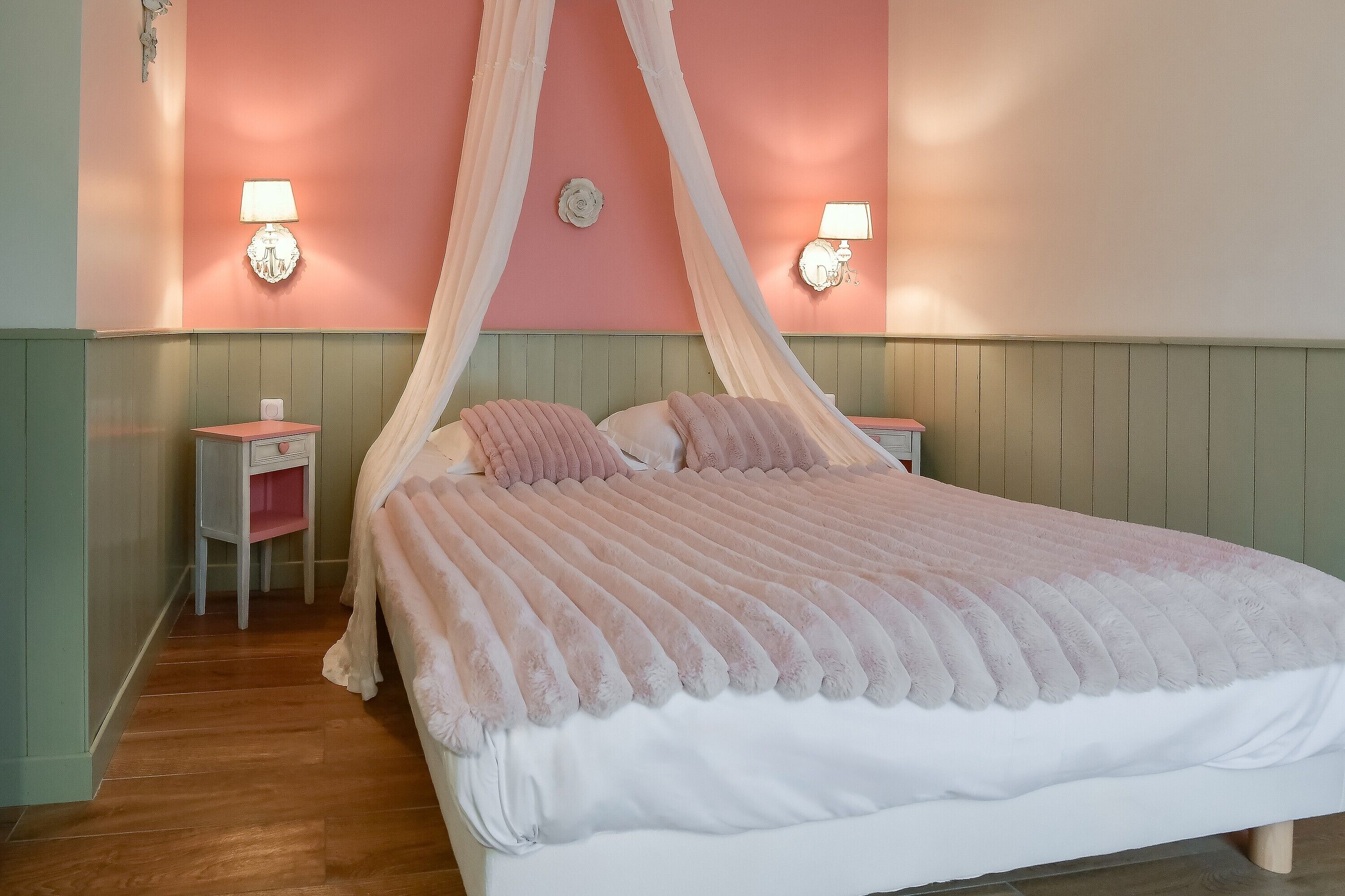 Tabla de planchar con plancha, wifi y ropa de cama 