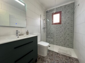 House, 3 Bedrooms, Smoking, Balcony | Bathroom - Charming 3-bedroom House With Shared Pool in Punta Prima, Torrevieja (Torrevieja)