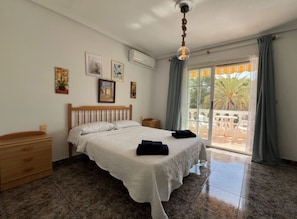 3 bedrooms - Charming 3-bedroom House With Shared Pool in Punta Prima, Torrevieja (Torrevieja)